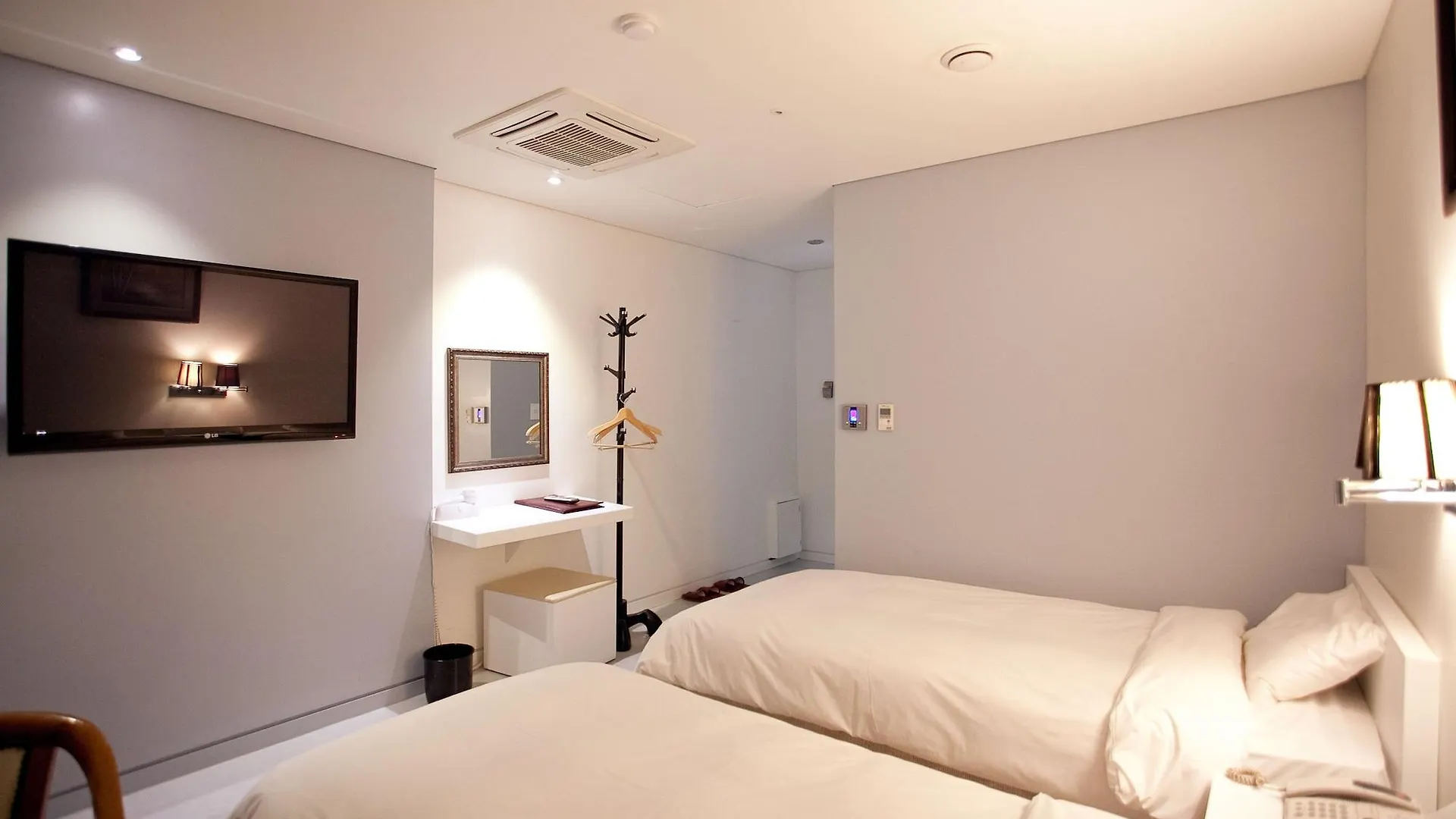 Dong Seoul Hotel 3*,